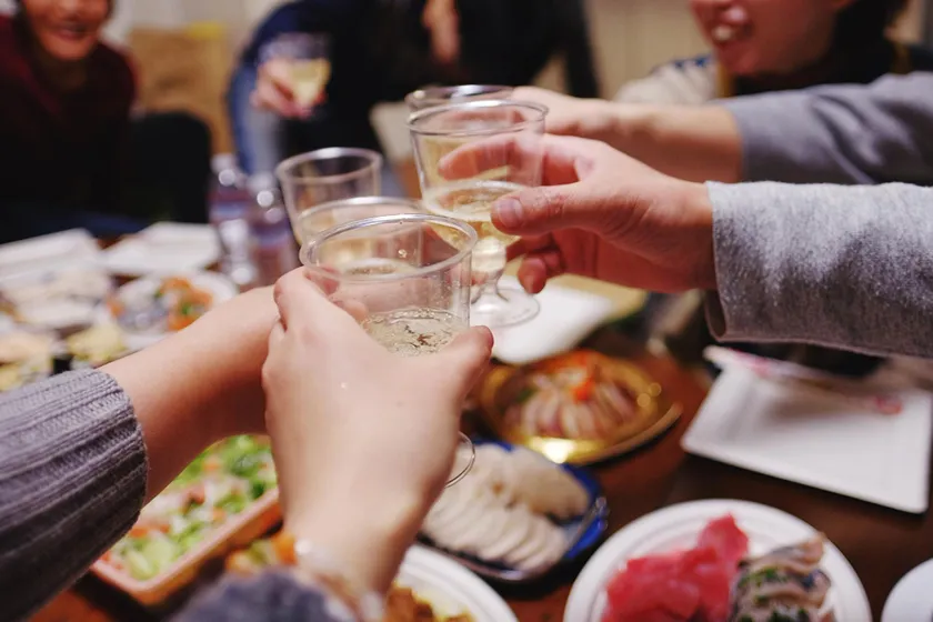 職場の仲間や友人と忘年会や新年会を楽しく盛り上げる会話のコツ