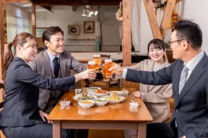 上司や同僚との飲み会でのスマートな振る舞い方と会話のコツ