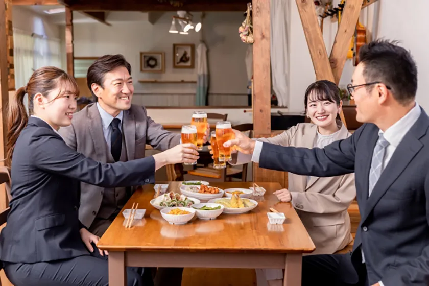 上司や同僚との飲み会でのスマートな振る舞い方と会話のコツ