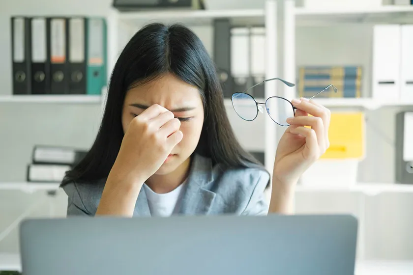 デスクワーク中の眼精疲労対策：目薬や20-20-20休憩とストレッチ