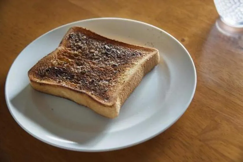 焦げたトーストやパンくずをパン粉・クルトン・フレンチトーストに変身
