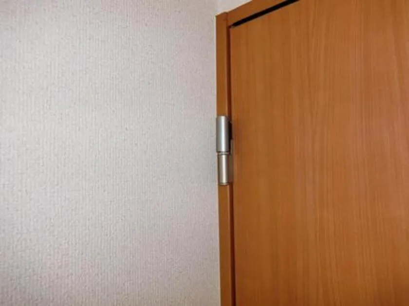 ドアのきしみ音を鉛筆の芯だけで一瞬で止めるライフハック術