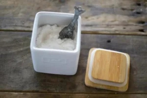 湿気で固まってしまった砂糖を電子レンジでサラサラに戻す方法