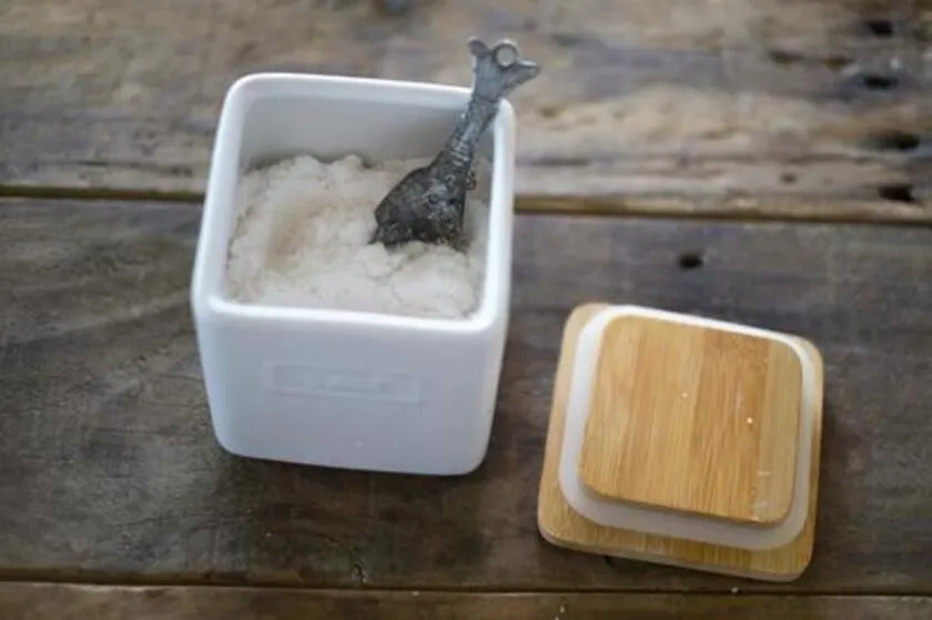 湿気で固まってしまった砂糖を電子レンジでサラサラに戻す方法