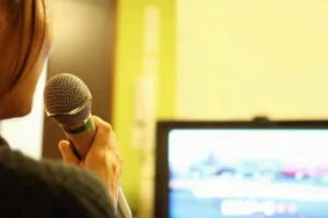 カラオケで音痴だとバレない・音程を外しにくい歌い方＆楽曲10選