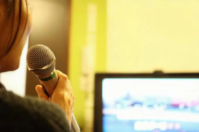 カラオケで音痴だとバレない・音程を外しにくい歌い方＆楽曲10選