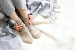 冷え・むくみが気になる朝の血流アップポーズ＆マッサージ