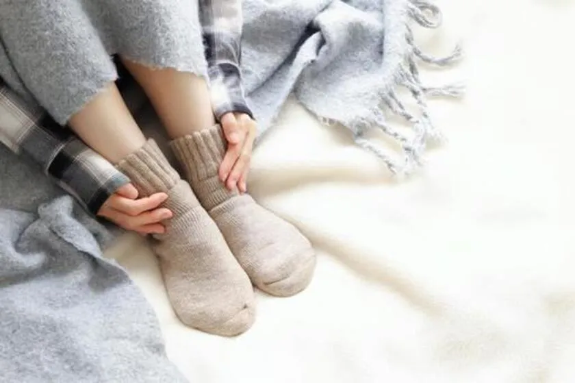 冷え・むくみが気になる朝の血流アップポーズ＆マッサージ