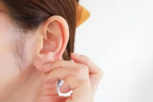 朝の顔むくみをスッキリ解消：「足上げ＋耳たぶ回し」で血流改善