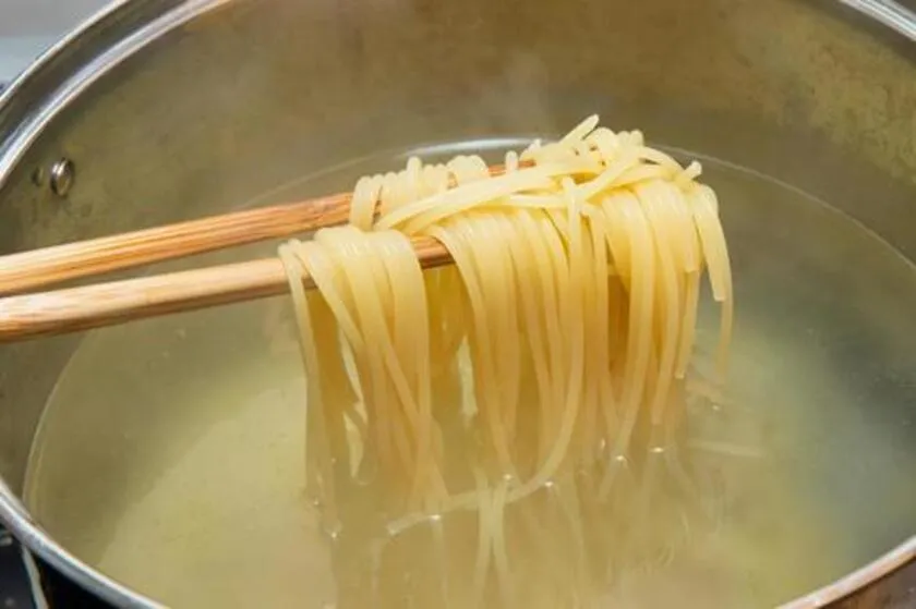 パスタの茹で汁を再利用：油汚れを落とす洗剤・料理・肥料活用法