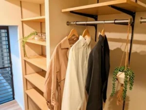 忙しい朝の「5分着替え」！前夜に「ハンガー回転式」セット術