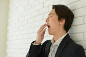 「通勤中の眠気」対処法：カフェイン＋冷風＋軽い首回し習慣