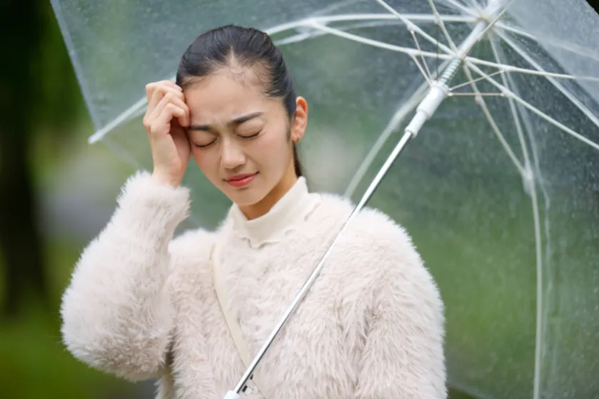 雨の日の耳鳴り・めまい対策：カフェイン・水分・首ストレッチ