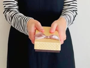 相互性の法則で好意を連鎖させる！「小さなプレゼント」ループ術