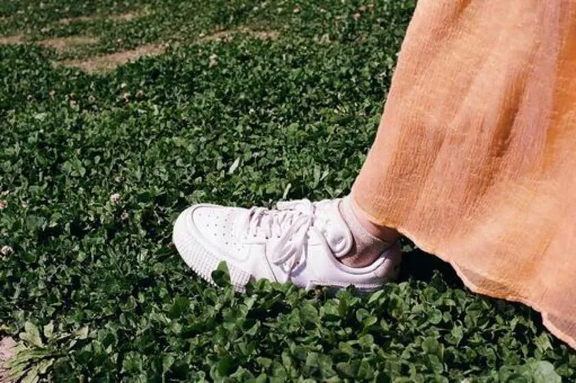 旅先でスニーカーをレインブーツ化：突然の雨に対応可の防水対策