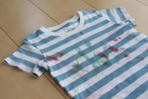 通勤・子連れ外出の「汚れにくい服選び」！撥水・防シワ素材５選